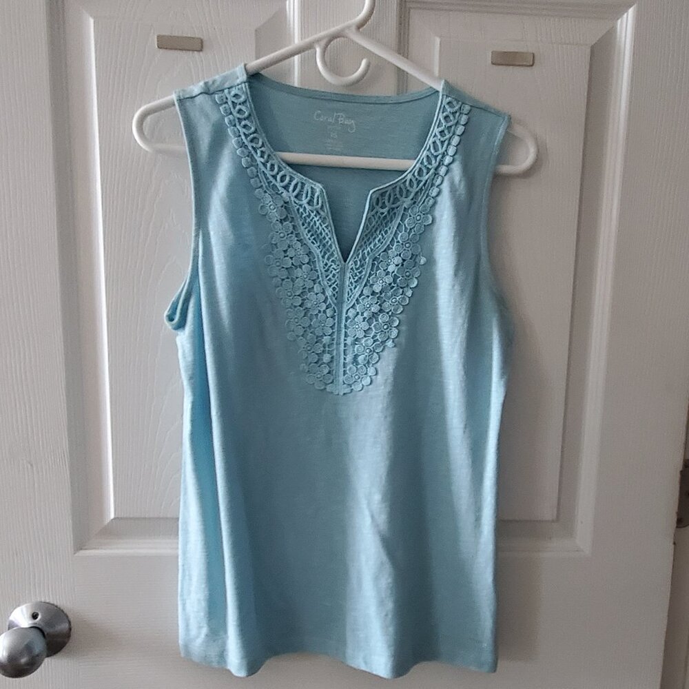 Women's sleeve-less top